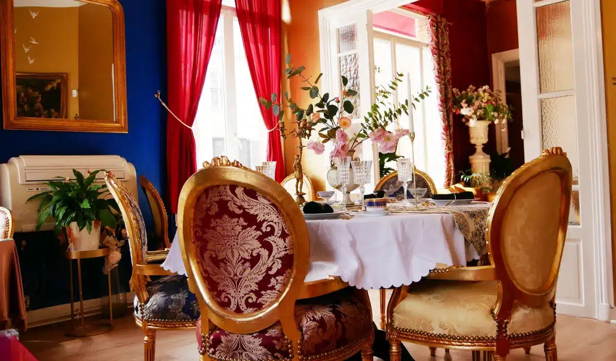 « Une table Emmaüs à 30 € achetée pour meubler une cuisine se révèle être un trésor national Louis XVI disparu depuis 1951 »