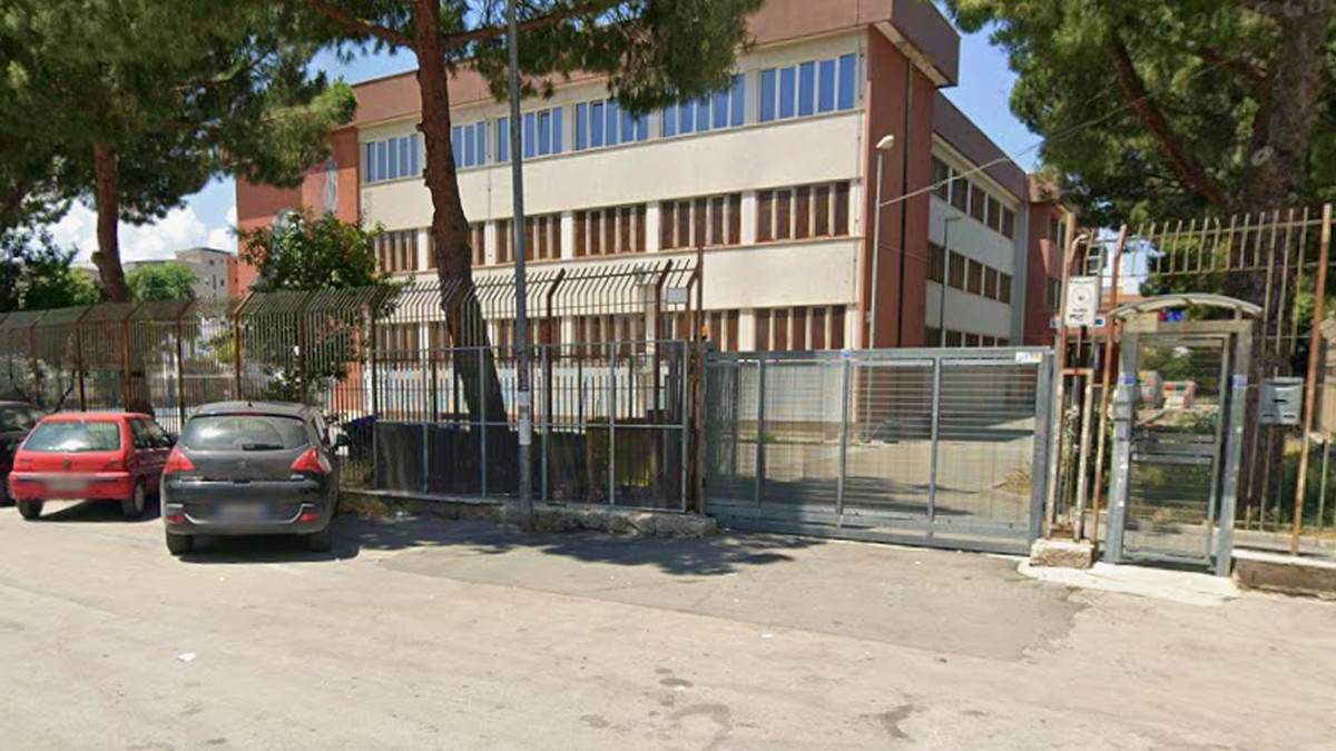 Urgente fermeture d'un lycée à Andria en Italie : 900 élèves sans solution scolaire