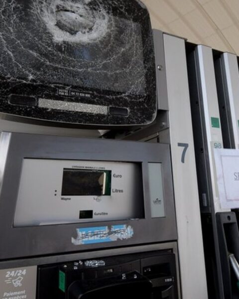 Vandalisme nocturne dans plusieurs stations-service du Nord en réaction à la hausse des prix du carburant