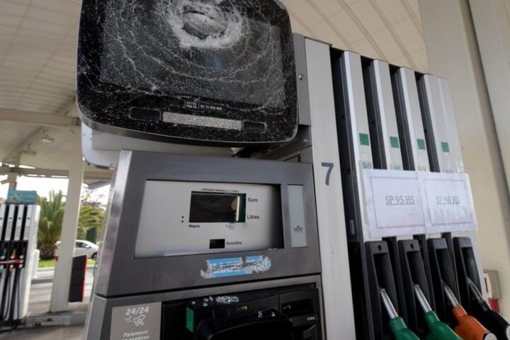 Vandalisme nocturne dans plusieurs stations-service du Nord en réaction à la hausse des prix du carburant