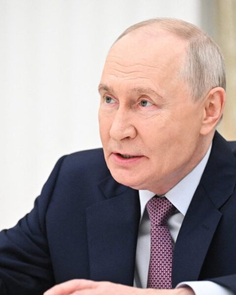 Vladimir Poutine signe un décret interdisant le transport de plus d'un million de roubles vers sept pays voisins