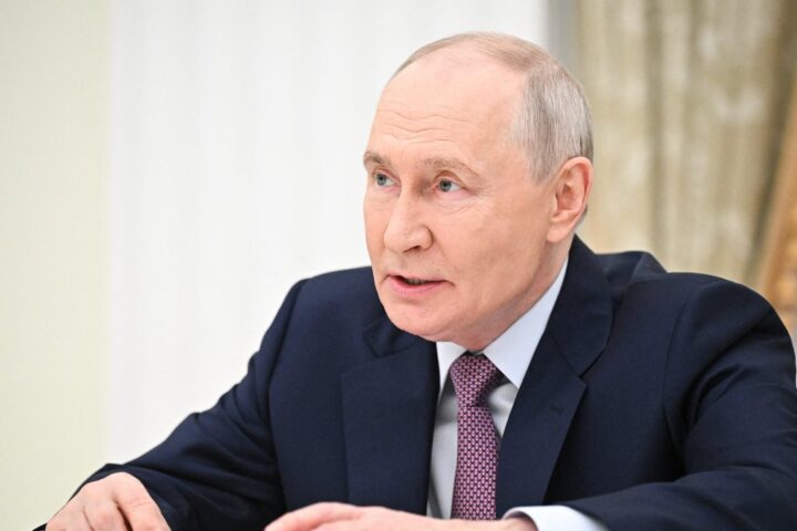 Vladimir Poutine signe un décret interdisant le transport de plus d'un million de roubles vers sept pays voisins