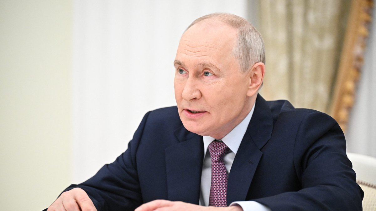 Vladimir Poutine signe un décret interdisant le transport de plus d'un million de roubles vers sept pays voisins