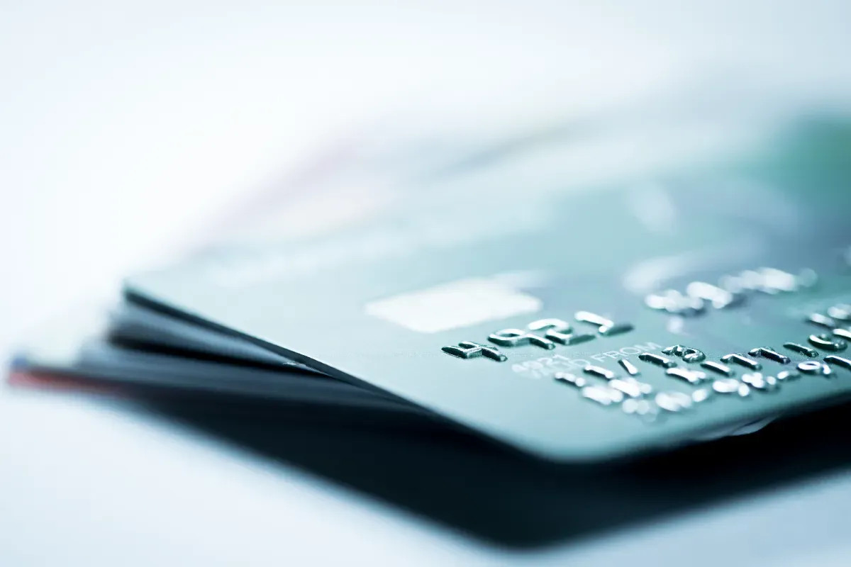 Votre carte bancaire est expirée ? Découvrez pourquoi il est essentiel de ne pas la couper.