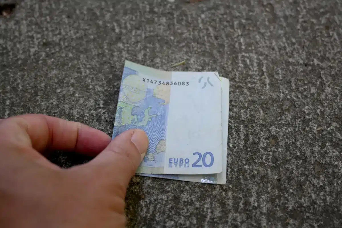 Vous trouvez de l'argent par terre et le gardez : découvrez les implications légales et les risques encourus.