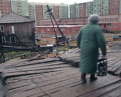 Le Kremlin reporte sur les Russes la charge d'un déficit budgétaire record en relevant la fiscalité des « revenus passifs » et des achats en ligne à l'étranger à 22 %