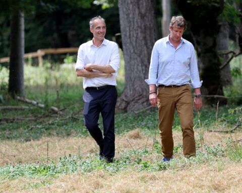 Yannick Jadot suspendu des Ecologistes après avoir soutenu Raphaël Glucksmann pour la présidentielle 2027