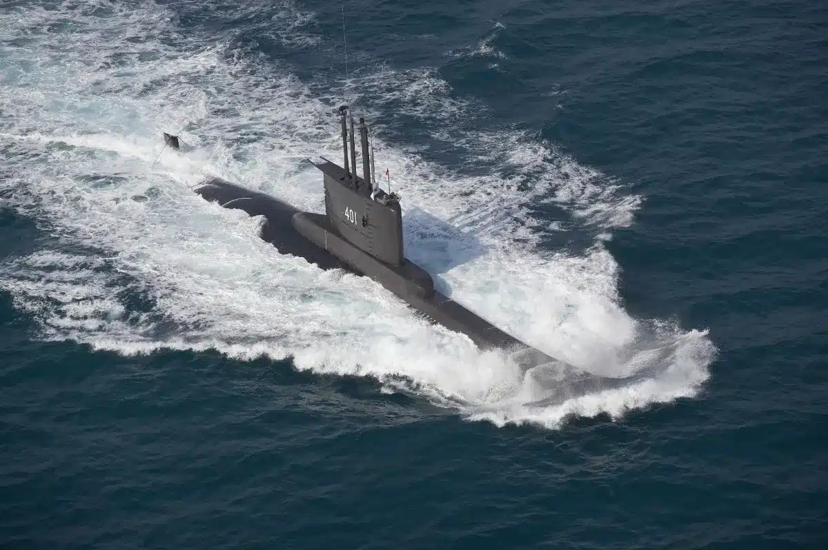2 000 militaires, 8 navires et 19 aéronefs : des commandos britanniques effectuent un débarquement depuis un sous-marin allemand lors du plus important exercice militaire en 15 ans.