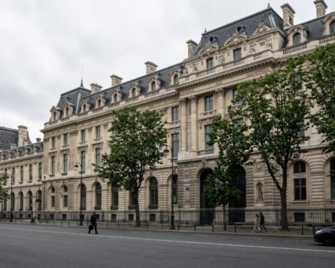 En France, la crise des lycées devient une bataille pour le récit politique