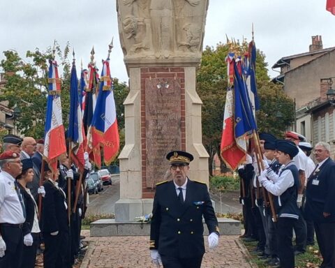 À 44 ans, Sandrine Crabol rejoint l'école des porte-drapeaux à Moissac, encouragée par sa fille