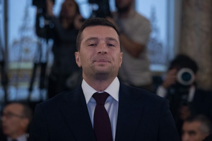 Accusations d’antisémitisme : 87 % des électeurs RN d’accord pour excuser Bardella, malgré la méfiance des Français