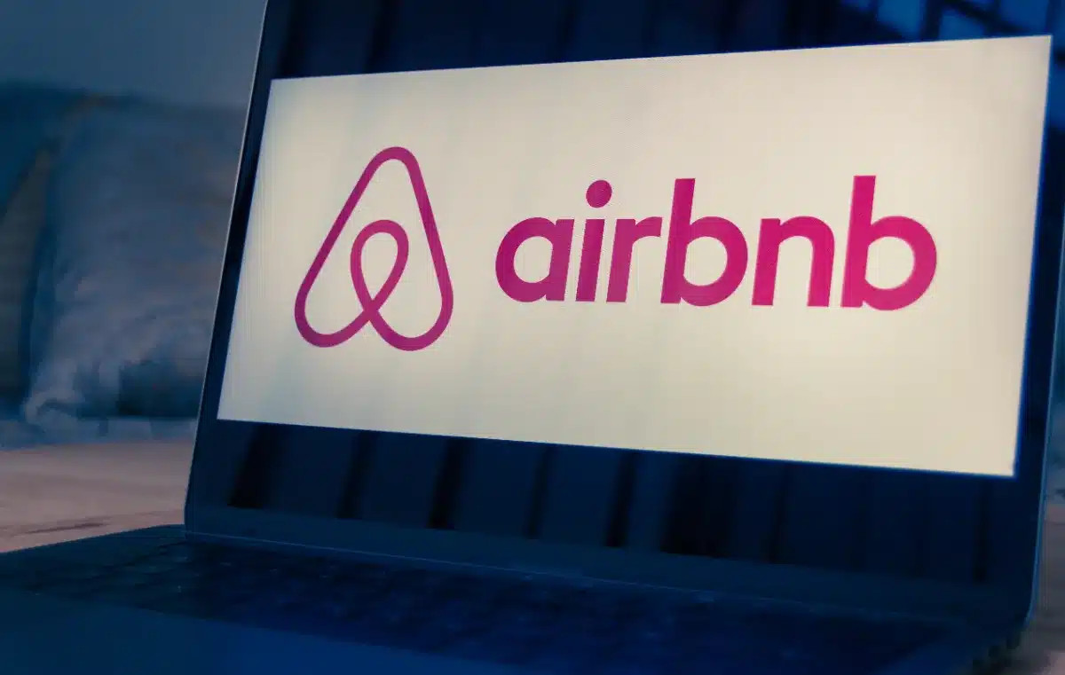 Airbnb renforce ses politiques pour prévenir les abus de la part des hôtes.