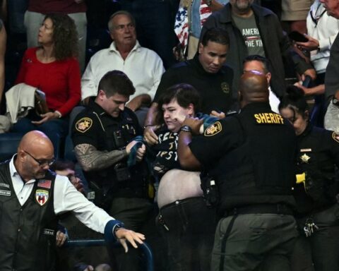 Altercation lors d'un meeting de Donald Trump à Youngstown : une manifestante agressée et expulsée