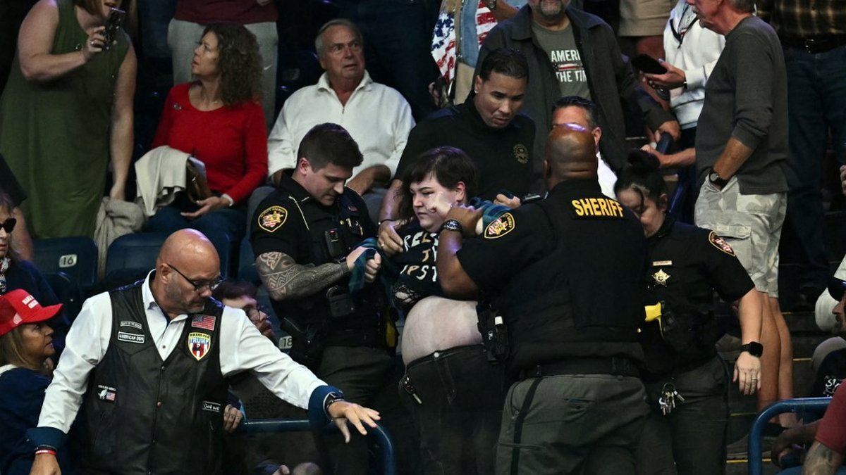 Altercation lors d'un meeting de Donald Trump à Youngstown : une manifestante agressée et expulsée
