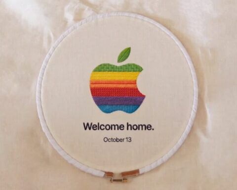 Apple présente son nouveau logo arc-en-ciel à l'occasion de l'événement « Welcome Home », célébrant ses racines de 1977.