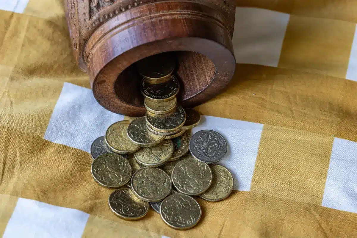 Après avoir rempli un bocal de pièces pendant dix ans, je l'ai apporté à ma banque : le personnel m'a conseillé de les prévenir au préalable.
