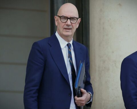 Augmentation anticipée du Smic avant la fin de l'année : Roland Lescure en discussion avec les partenaires sociaux