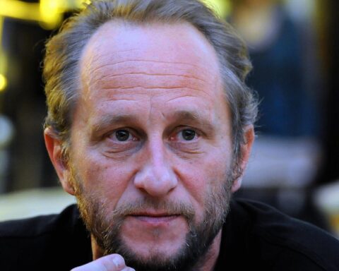 Benoît Poelvoorde raconte l'intrusion d'un fan déguisé qui l'observait pendant qu'il dormait