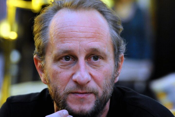 Benoît Poelvoorde raconte l'intrusion d'un fan déguisé qui l'observait pendant qu'il dormait
