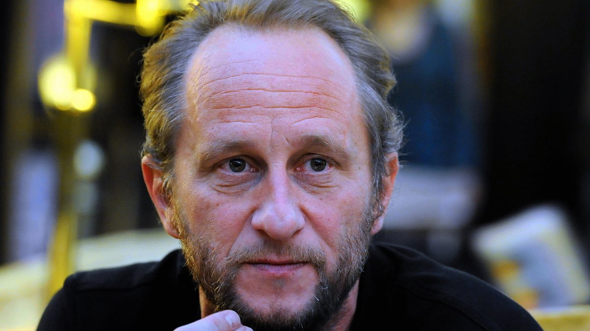 Benoît Poelvoorde raconte l'intrusion d'un fan déguisé qui l'observait pendant qu'il dormait 1 Benoît Poelvoorde raconte l'intrusion d'un fan déguisé qui l'observait pendant qu'il dormait