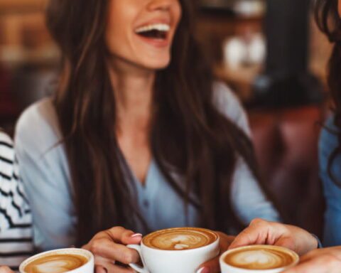 Boire du café régulièrement pourrait augmenter l'espérance de vie, selon des études scientifiques
