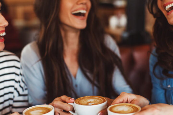Boire du café régulièrement pourrait augmenter l'espérance de vie, selon des études scientifiques