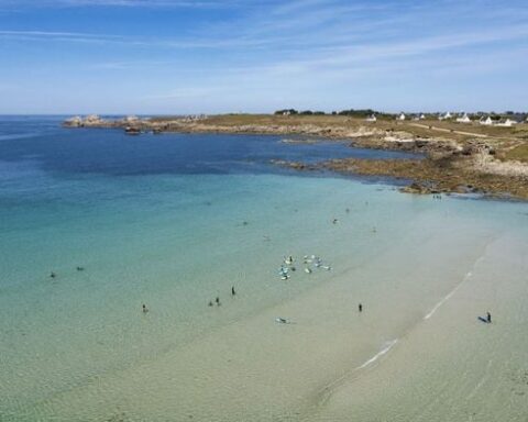 Bretagne : une plage de surf réputée confrontée à des analyses de qualité d'eau controversées