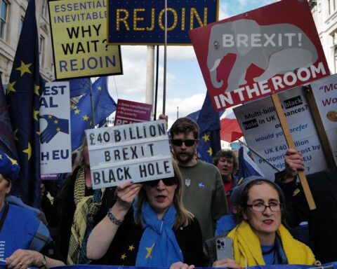 Brexit : après dix ans, le Premier ministre britannique évoque un rapprochement avec l'UE