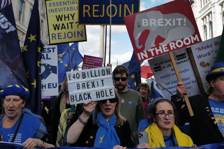 Brexit : après dix ans, le Premier ministre britannique évoque un rapprochement avec l'UE
