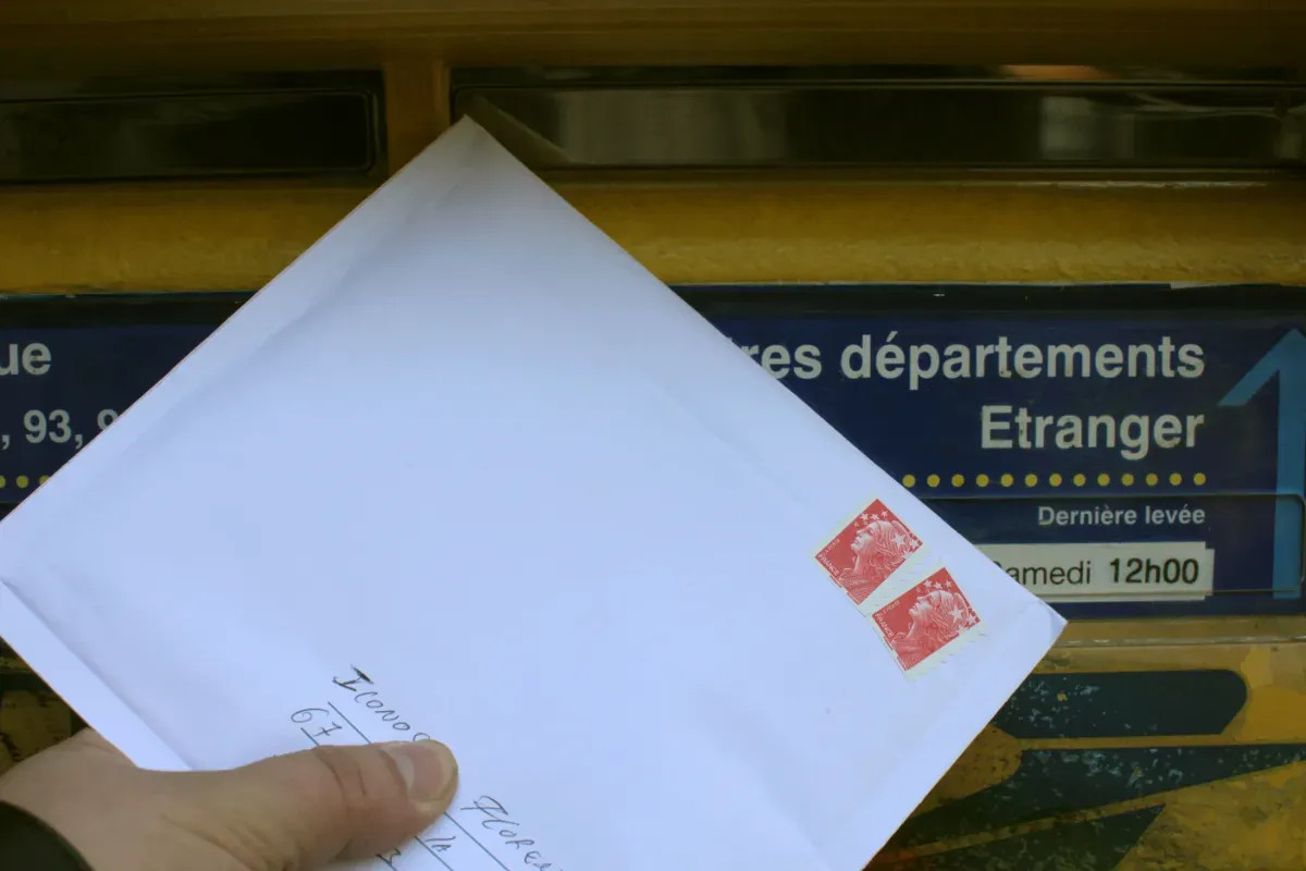 Ce courrier des impôts, accompagné d'un QR code et d'un paiement de 5 euros, est souvent perçu comme une arnaque, mais il est crucial de ne pas le négliger.