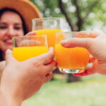 Choisir entre jus d'orange industriel ou maison : quelle est la meilleure option ?
