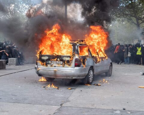 Clash entre Lecornu et Mélenchon sur les violences lors des manifestations du 17 octobre