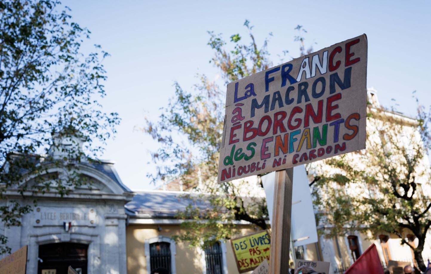 Colère d'Emmanuel Macron après la diffusion d'un slogan insultant sur France 2 1 Colère d'Emmanuel Macron après la diffusion d'un slogan insultant sur France 2