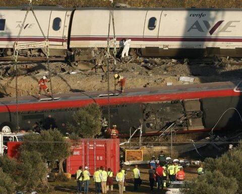Collision mortelle entre deux trains en Espagne : un troisième train évite un suraccident de justesse