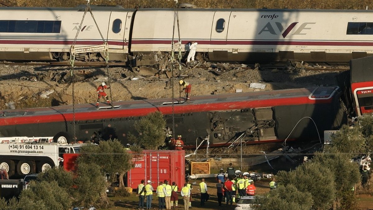 Collision mortelle entre deux trains en Espagne : un troisième train évite un suraccident de justesse 1 Collision mortelle entre deux trains en Espagne : un troisième train évite un suraccident de justesse