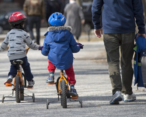 Comment motiver les adolescents à réduire leur temps d'écran et à bouger ?