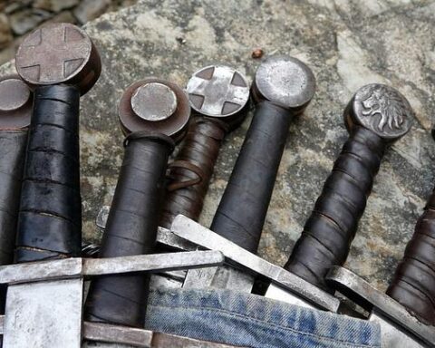 Découverte d'une épée en bronze vieille de 3.000 ans dans un lac italien, un mystère archéologique