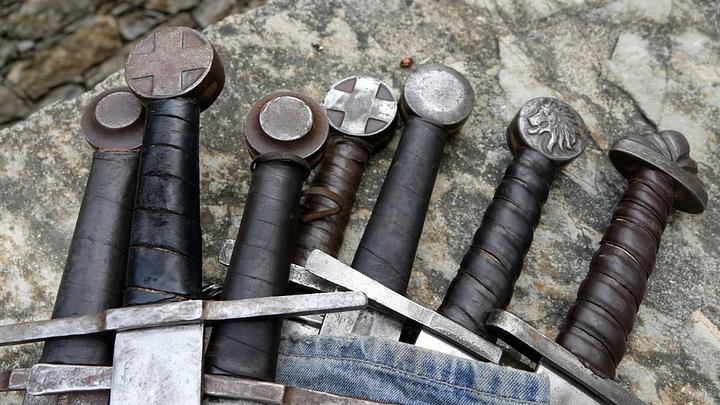 Découverte d'une épée en bronze vieille de 3.000 ans dans un lac italien, un mystère archéologique 1 Découverte d'une épée en bronze vieille de 3.000 ans dans un lac italien, un mystère archéologique