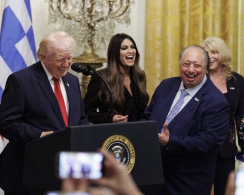 Démission de Kimberly Guilfoyle, ambassadrice des États-Unis en Grèce, face à des accusations de corruption