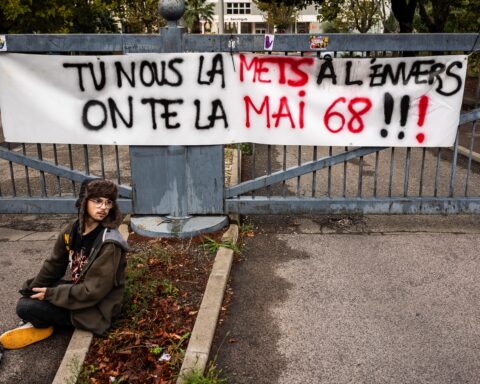 Des étudiants français manifestent et évoquent mai 68 pour dénoncer le sous-financement scolaire