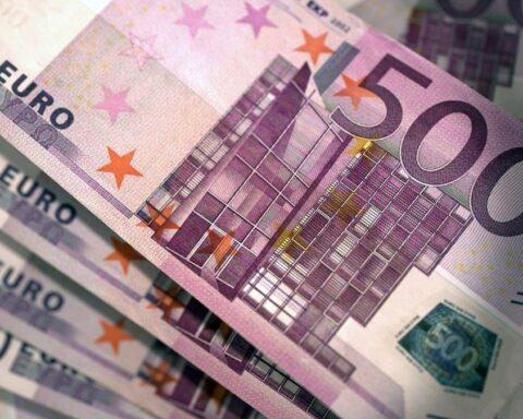Deux étudiants géorgiens rétablissent une erreur bancaire de 120 000 euros en Autriche et reçoivent des bonbons