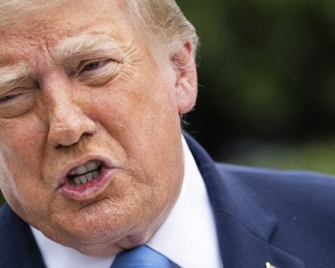 Donald Trump attribue la hausse des prix des carburants aux frappes ukrainiennes contre la Russie