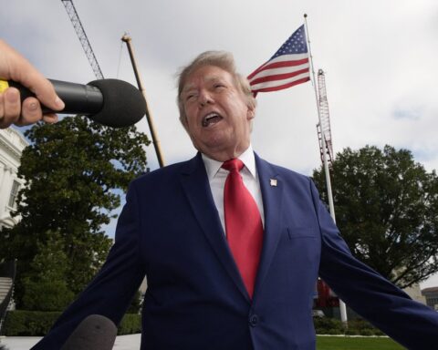 Donald Trump critique les manifestations en France et appelle à fermer les frontières