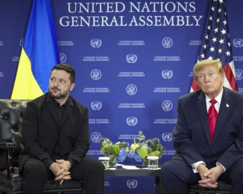 Donald Trump critique sévèrement Zelensky, qualifiant sa collaboration avec l'Ukraine de "plus difficile qu'avec Poutine"