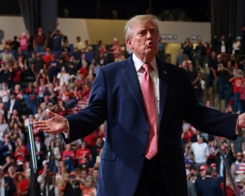 Donald Trump déclare que la France est "brisée" par l'immigration lors d'un meeting au Kansas