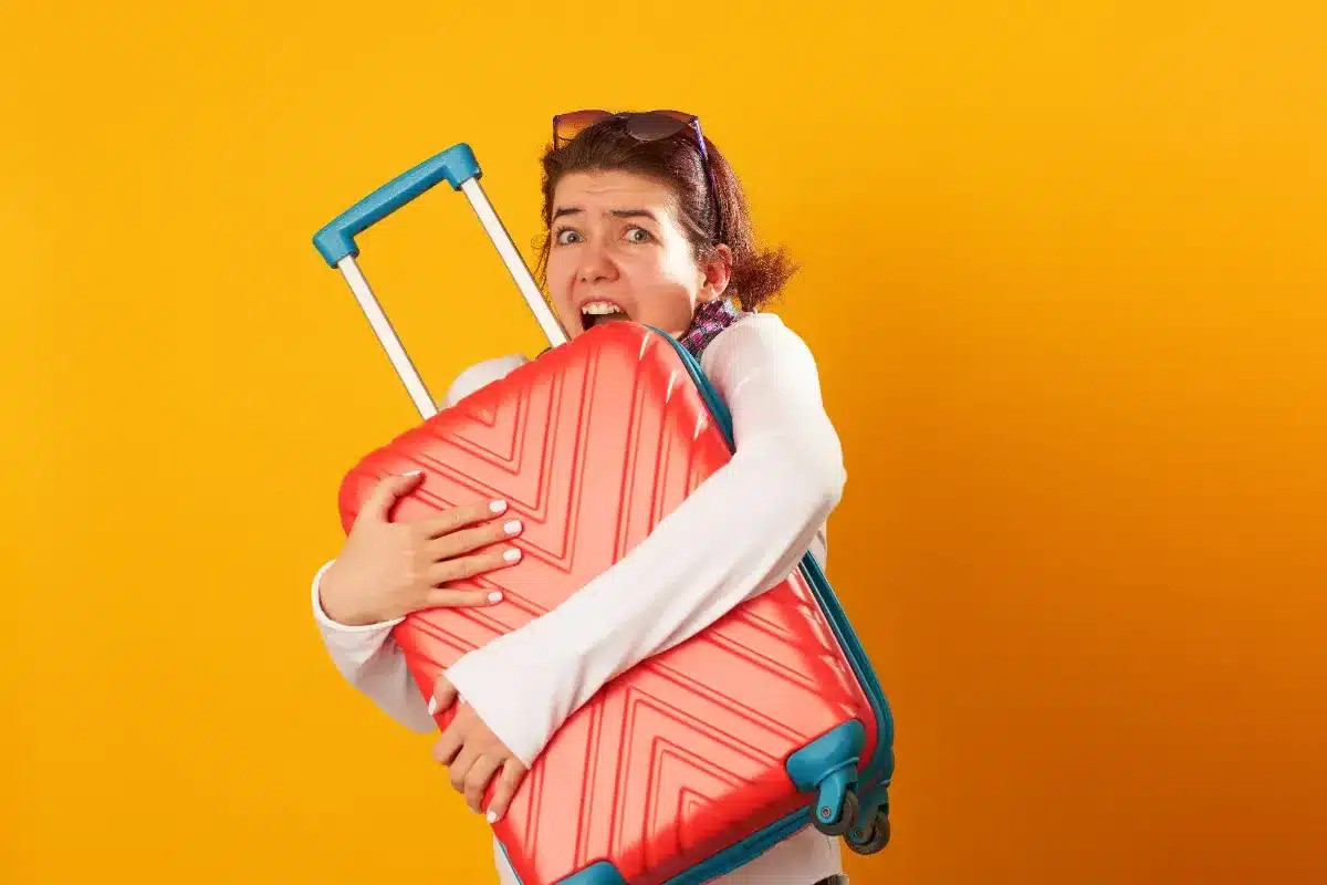 Elle utilise du ruban adhésif sur les roulettes de sa valise avant chaque vol, ce qui surprend les bagagistes à son arrivée.