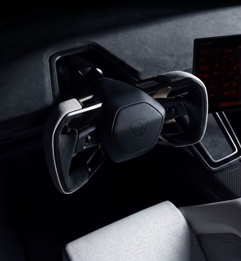 Elon Musk présente la Tesla Roadster : une voiture électrique sportive capable de voler, production prévue pour 2028