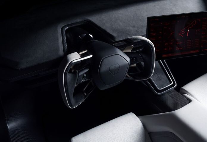 Elon Musk présente la Tesla Roadster : une voiture électrique sportive capable de voler, production prévue pour 2028