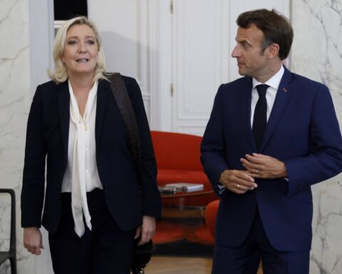 Emmanuel Macron défend l'aide à l'Ukraine face aux critiques de Marine Le Pen
