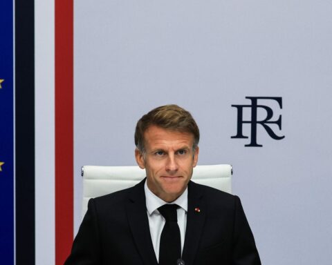 Emmanuel Macron en visite dans le Golfe alors que la France fait face à des violences inédites